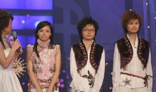 李宇春|李宇春周笔畅十五年后罕见同框，曾都青涩中性，现在成熟女人味足