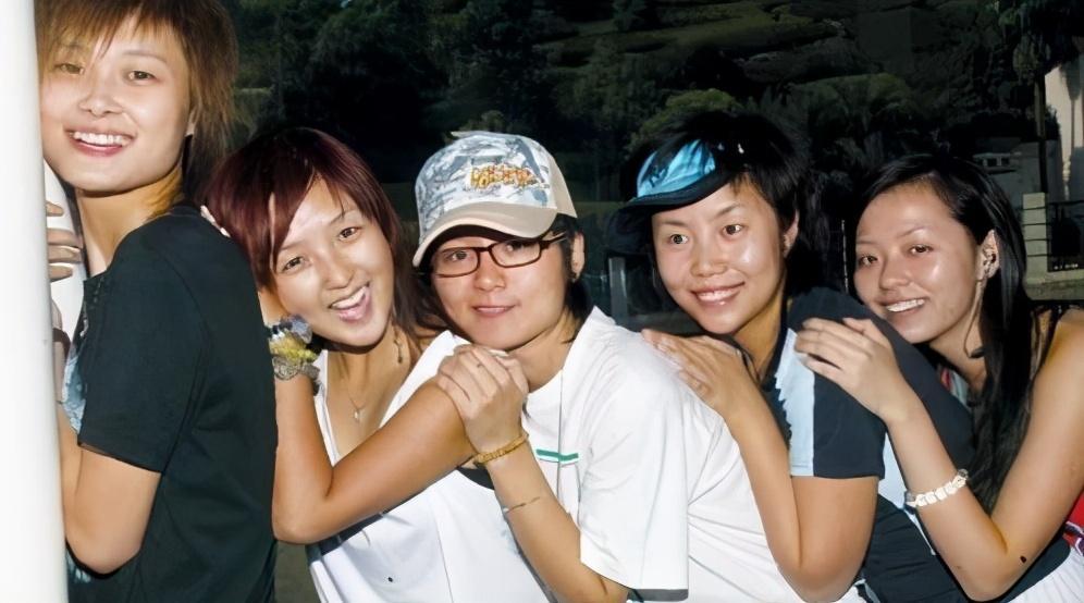 李宇春|李宇春周笔畅十五年后罕见同框，曾都青涩中性，现在成熟女人味足