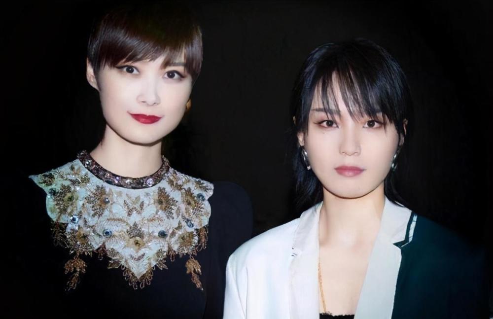 李宇春|李宇春周笔畅十五年后罕见同框，曾都青涩中性，现在成熟女人味足
