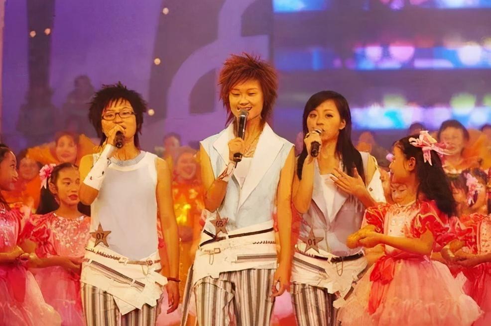 李宇春|李宇春周笔畅十五年后罕见同框，曾都青涩中性，现在成熟女人味足