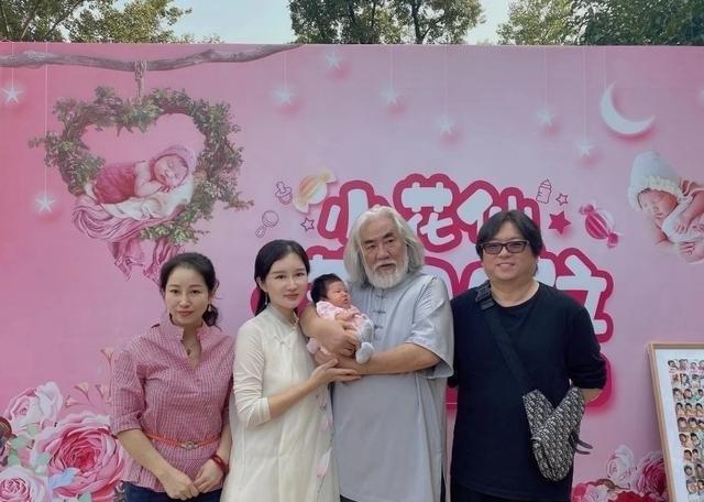 张纪中|张纪中娇妻晒小女儿满月照，一家五口同框，网友调侃像祖孙三代
