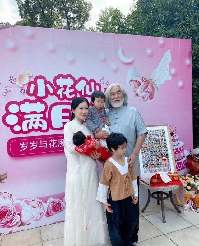 张纪中|张纪中娇妻晒小女儿满月照，一家五口同框，网友调侃像祖孙三代
