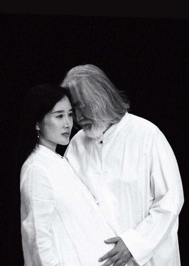 张纪中|张纪中娇妻晒小女儿满月照，一家五口同框，网友调侃像祖孙三代