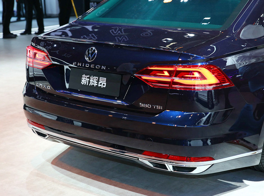 新款大众辉昂详解不仅车尾带字母这次车头车标还能发光