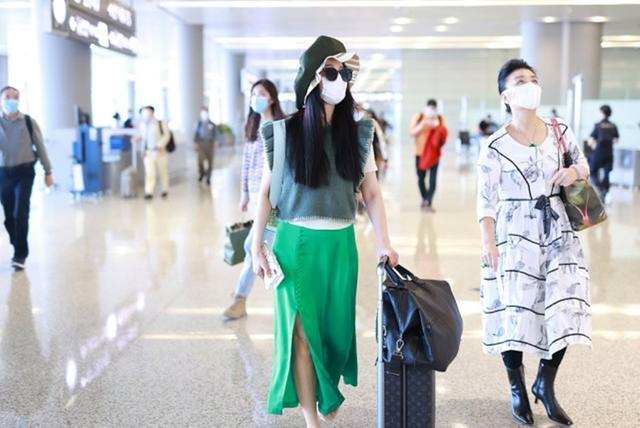 范冰冰|时装周美成焦点？范冰冰私服却太迷！穿成五五分还戴一顶“浴帽”