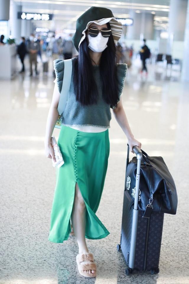 范冰冰|时装周美成焦点？范冰冰私服却太迷！穿成五五分还戴一顶“浴帽”