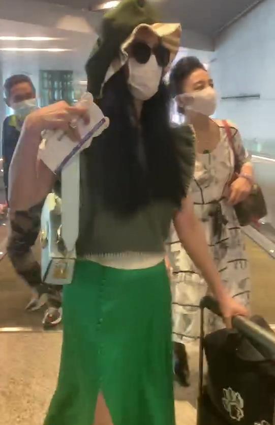范冰冰|范冰冰和母亲亮相机场，绿衣绿帽造型太吸睛，却被网友提醒收肚子