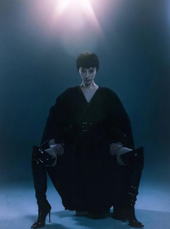 范冰冰|范冰冰和母亲亮相机场，绿衣绿帽造型太吸睛，却被网友提醒收肚子