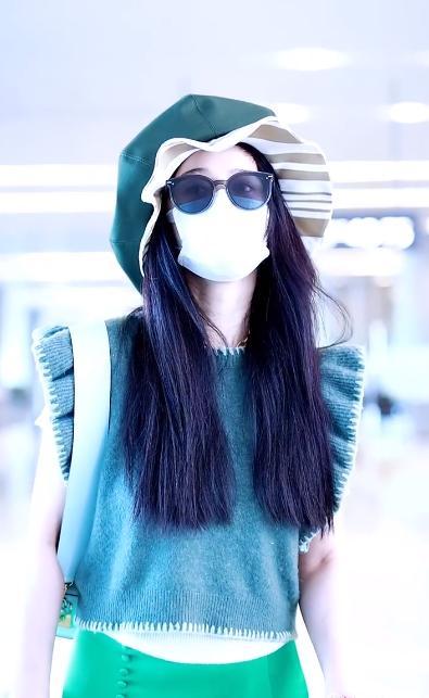 范冰冰|范冰冰和母亲亮相机场，绿衣绿帽造型太吸睛，却被网友提醒收肚子