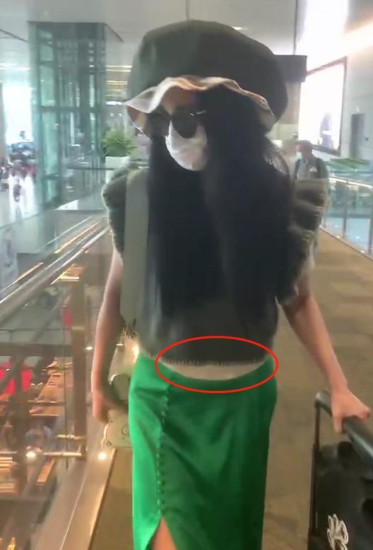 范冰冰|范冰冰和母亲亮相机场，绿衣绿帽造型太吸睛，却被网友提醒收肚子