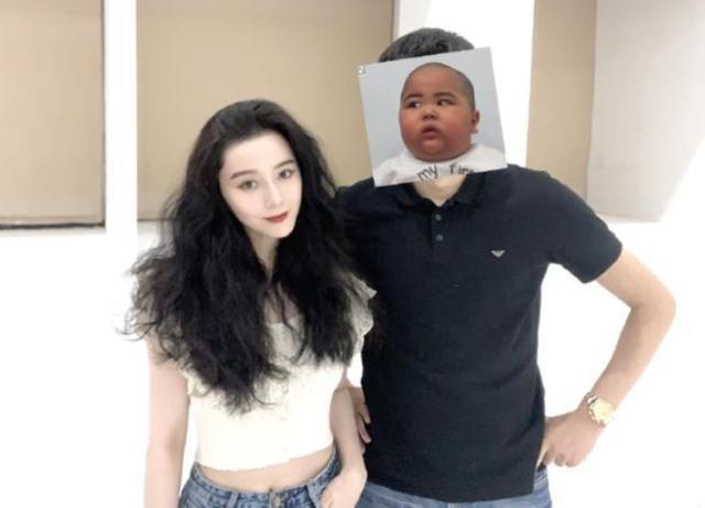 范冰冰|范冰冰和母亲亮相机场，绿衣绿帽造型太吸睛，却被网友提醒收肚子