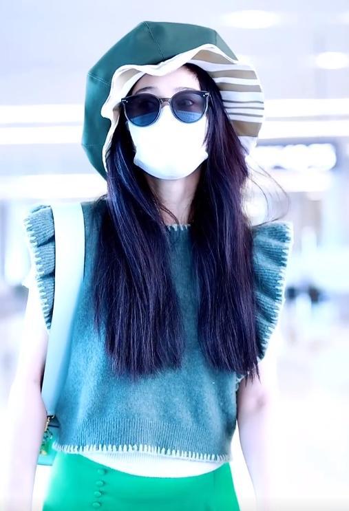 范冰冰|范冰冰和母亲亮相机场，绿衣绿帽造型太吸睛，却被网友提醒收肚子