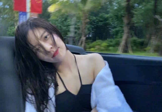 宋妍霏晒冲浪照,前一秒帅气十足,下一秒就怂到不行了