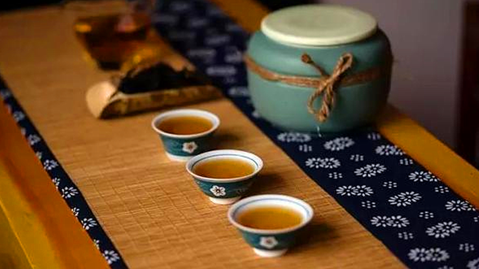 倒茶|民间俗语：“茶满欺人，酒满敬人”，为何倒茶不能倒满？
