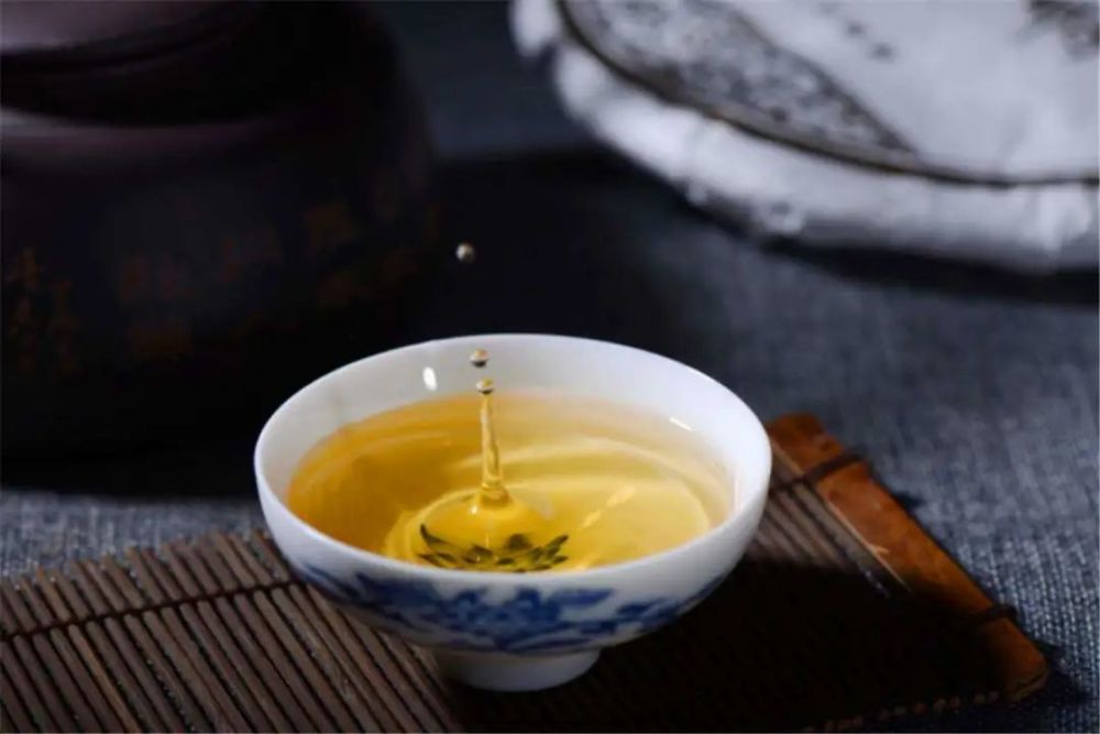 倒茶|民间俗语：“茶满欺人，酒满敬人”，为何倒茶不能倒满？