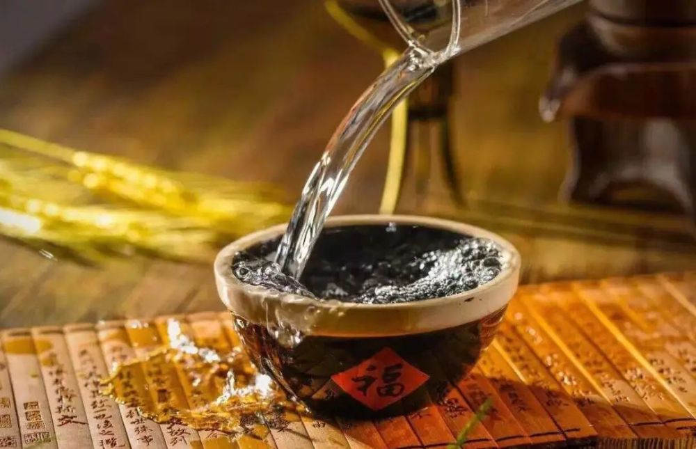 倒茶|民间俗语：“茶满欺人，酒满敬人”，为何倒茶不能倒满？