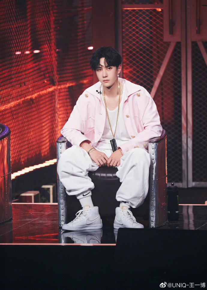 流量明星|王一博摔车反被骂！比真相更重要的，是流量明星的生存法则