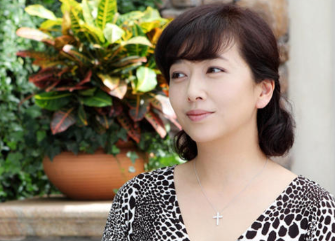 靳东|靳东两次爱上离婚妇女，不顾家人反对娶了二婚李佳，令人羡慕