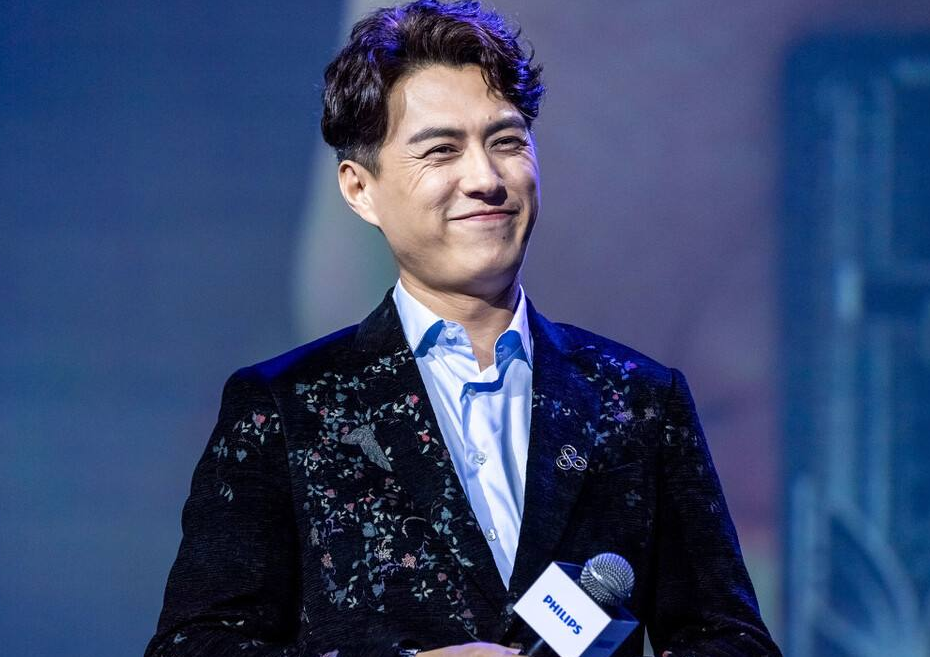 靳东|靳东两次爱上离婚妇女，不顾家人反对娶了二婚李佳，令人羡慕