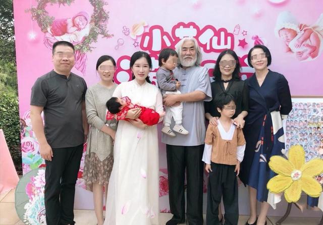 张纪中|张纪中小女儿满月宴曝光！才1月发量浓密，高晓松还亲自到场庆贺