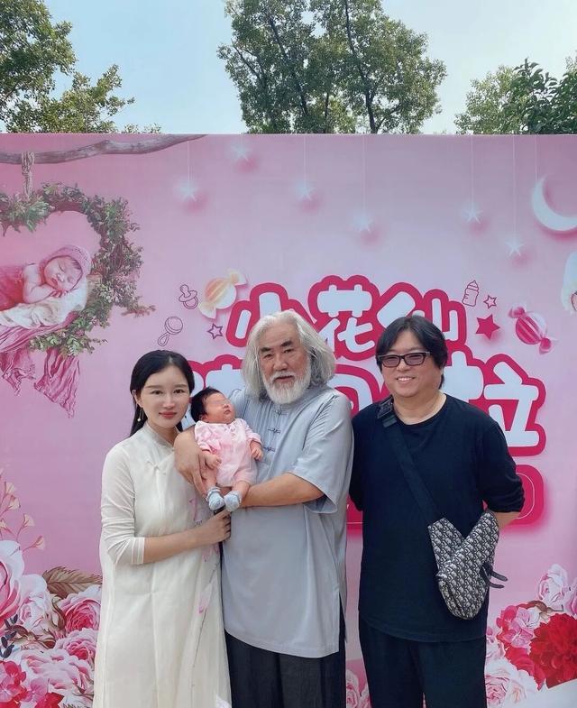 张纪中|张纪中小女儿满月宴曝光！才1月发量浓密，高晓松还亲自到场庆贺