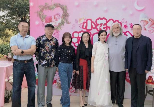 张纪中|张纪中小女儿满月宴曝光！才1月发量浓密，高晓松还亲自到场庆贺