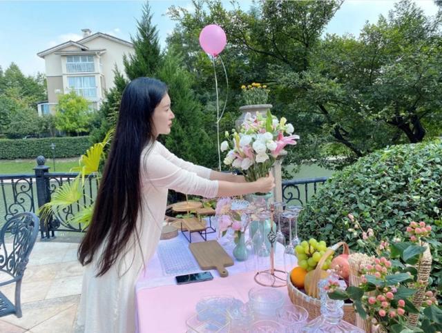 张纪中|张纪中小女儿满月宴曝光！才1月发量浓密，高晓松还亲自到场庆贺