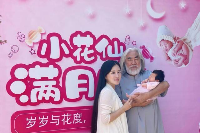 张纪中|张纪中小女儿满月宴曝光！才1月发量浓密，高晓松还亲自到场庆贺