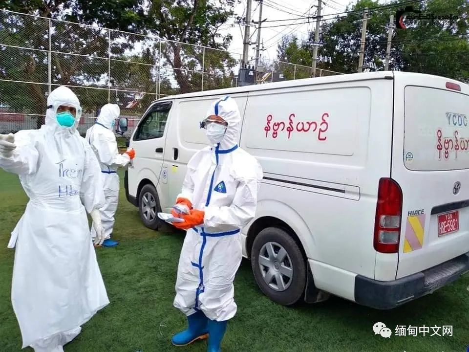 泪目!缅甸多名确诊患者康复时,跪谢医护人员_腾讯新闻