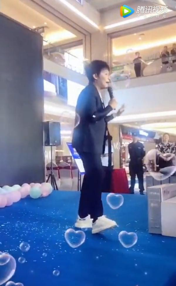 陈志朋|陈志朋商演太尴尬！卖力演唱台下却无人捧场，曾人气爆棚红极一时