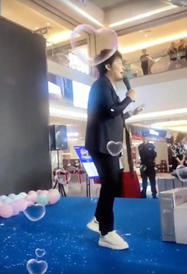 陈志朋|陈志朋商演太尴尬！卖力演唱台下却无人捧场，曾人气爆棚红极一时