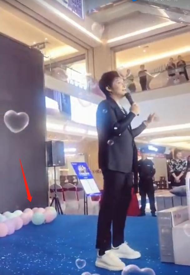 陈志朋|陈志朋商演太尴尬！卖力演唱台下却无人捧场，曾人气爆棚红极一时