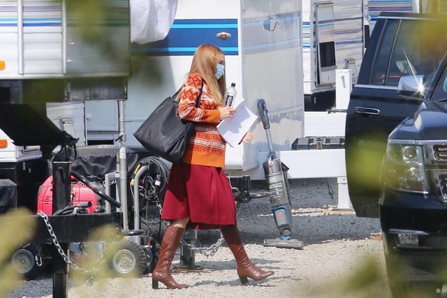 伊丽莎白·奥尔森|漫威新剧补拍片场照流出，绯红女巫小腹隆起，网友：幻视能让旺达怀孕？