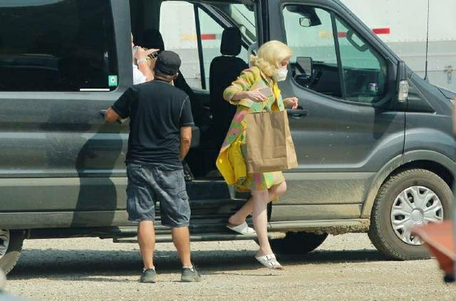 伊丽莎白·奥尔森|漫威新剧补拍片场照流出，绯红女巫小腹隆起，网友：幻视能让旺达怀孕？