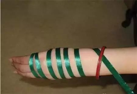 把绳子推住镯子,一圈圈绕回来.