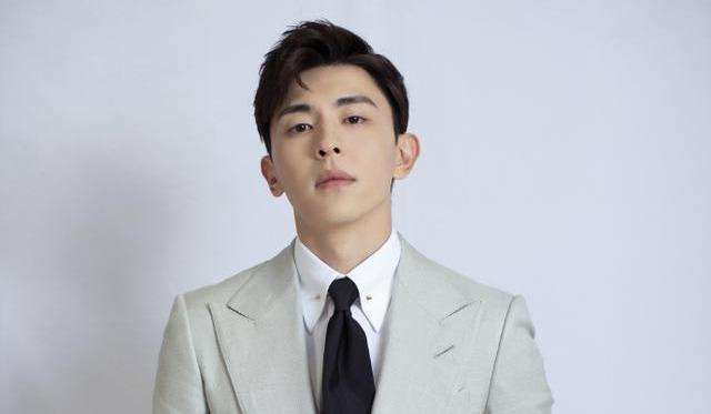 宁静|宁静帮粉丝签名签在照片胸上！揭秘八大明星的签名趣事