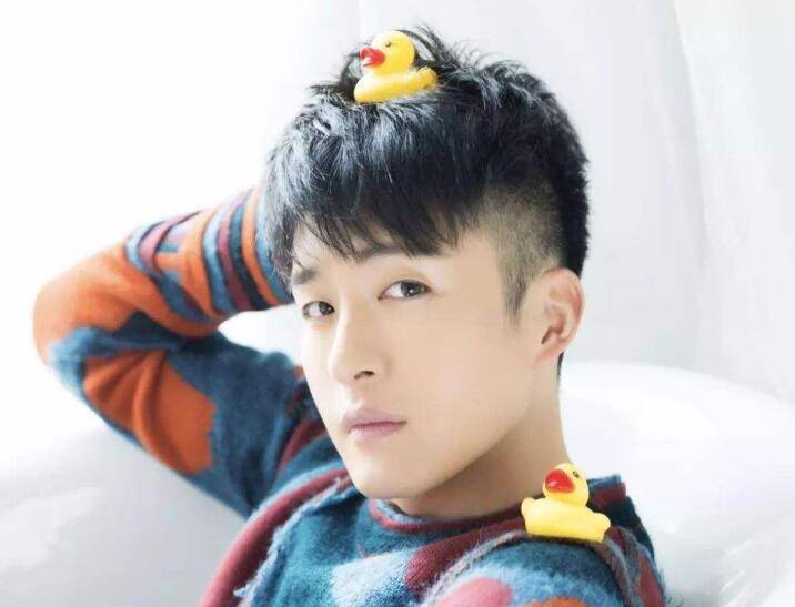 宁静|宁静帮粉丝签名签在照片胸上！揭秘八大明星的签名趣事