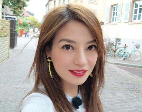 宁静|宁静帮粉丝签名签在照片胸上！揭秘八大明星的签名趣事