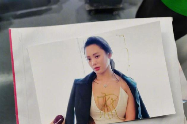 宁静|宁静帮粉丝签名签在照片胸上！揭秘八大明星的签名趣事