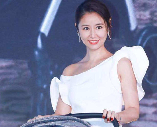 林心如|林心如由紫薇而来的柔美滤镜，好好的一把牌打到稀烂，被她一点一点消耗掉了