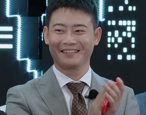 栾云平在知道烧饼竞选上coo之后,脸上露出了灿烂的笑容,而且还一个劲