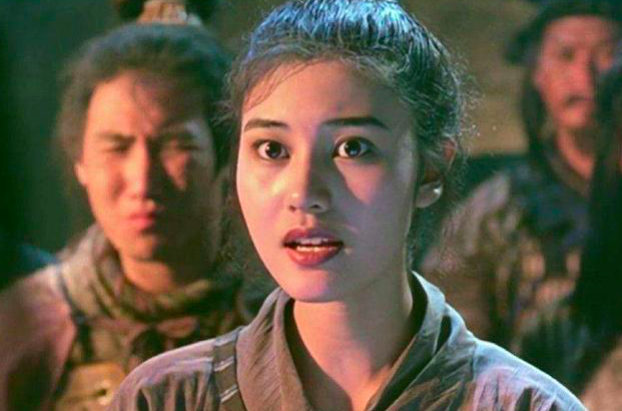 李嘉欣一身清爽许晋亨老婆出门背黄色小挎包穿短裤活蹦乱跳