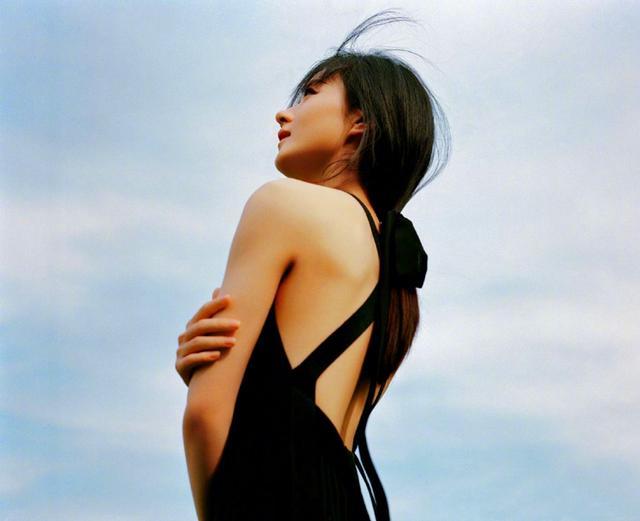 赵丽颖|赵丽颖获8亿话题热度！事业面临第二春？粉丝却直呼：尴尬