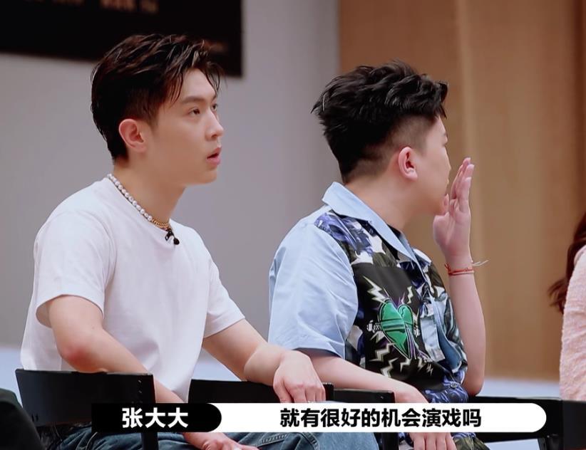 何昶希|郭敬明给何昶希S卡，有谁注意张大大小声嘟囔什么？全网欠他一个道歉