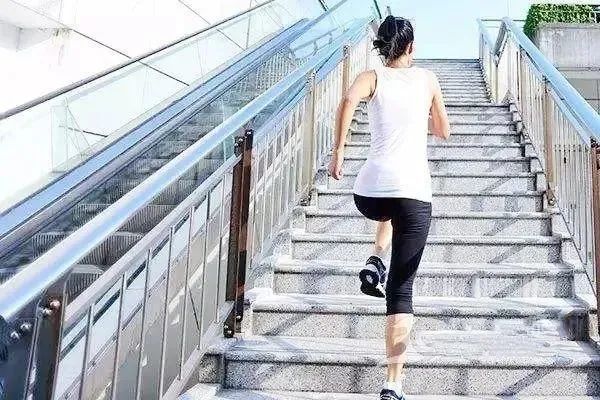 心肌梗塞|42岁男子，深夜突发心梗，骤然离世，人至中年，饭后2件事尽量少做