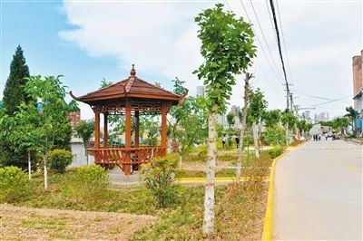 高陵区米家崖村整洁干净的道路,特色的景观小品充满乡村风情,引人入胜