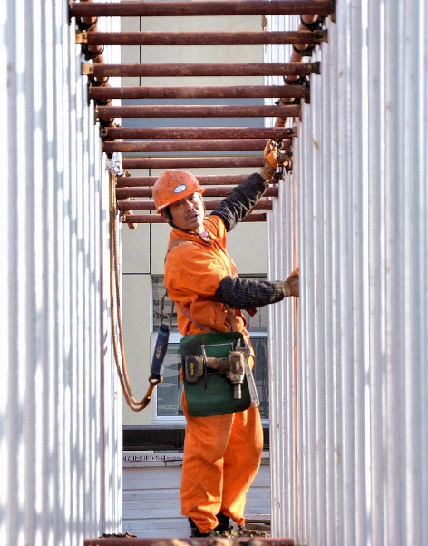 一说到工地上的工人,可能很多人会首先想到他们的工作就是搬砖,砌瓦