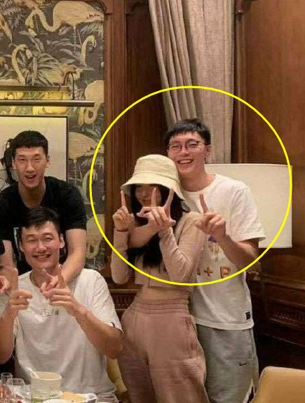 胡明轩与女友亲昵照让球迷炸开锅,热搜榜第7,找女友超级高水平_腾讯