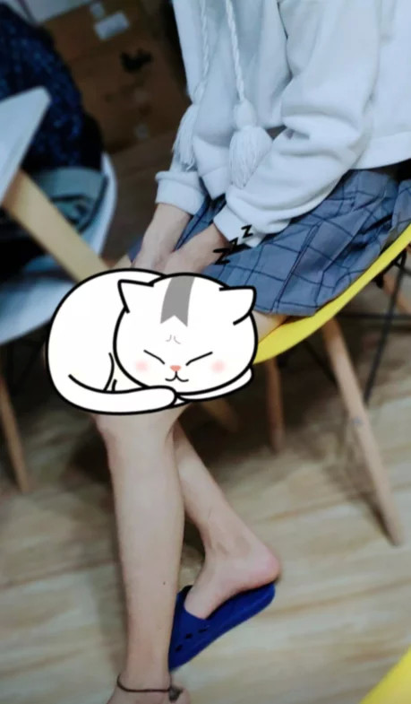 "给网恋对象发了张美甲的照片,他就把我拉黑了?"这是为什么啊哈哈哈
