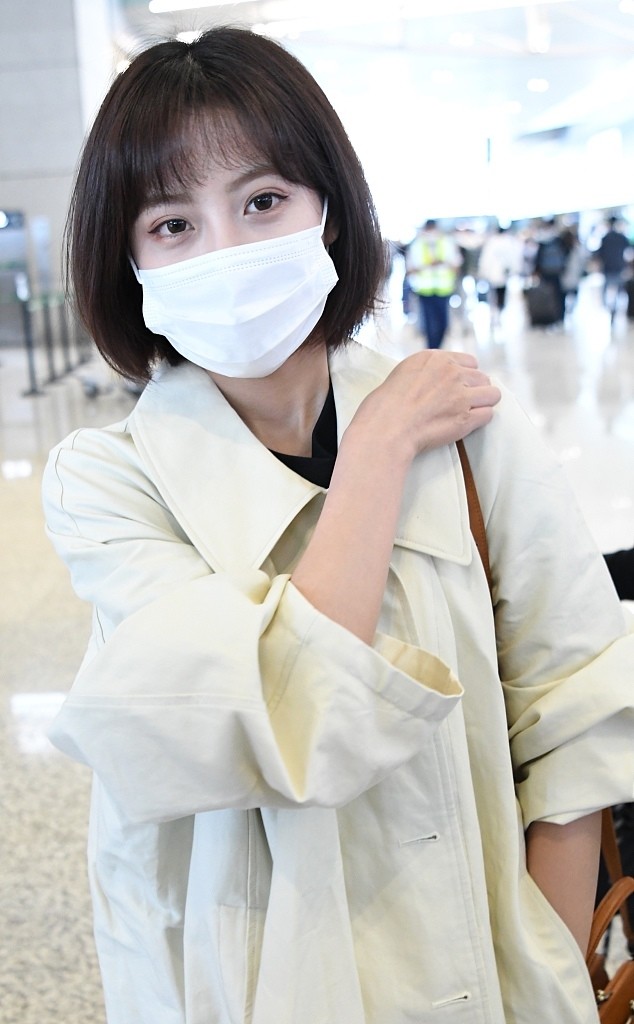 穿米色风衣背单肩包|单肩包|match|短发|李艺彤|风衣